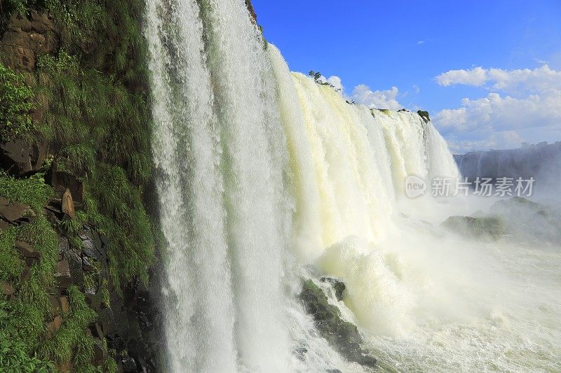 强大的伊瓜苏瀑布在蓝天下-巴西/阿根廷